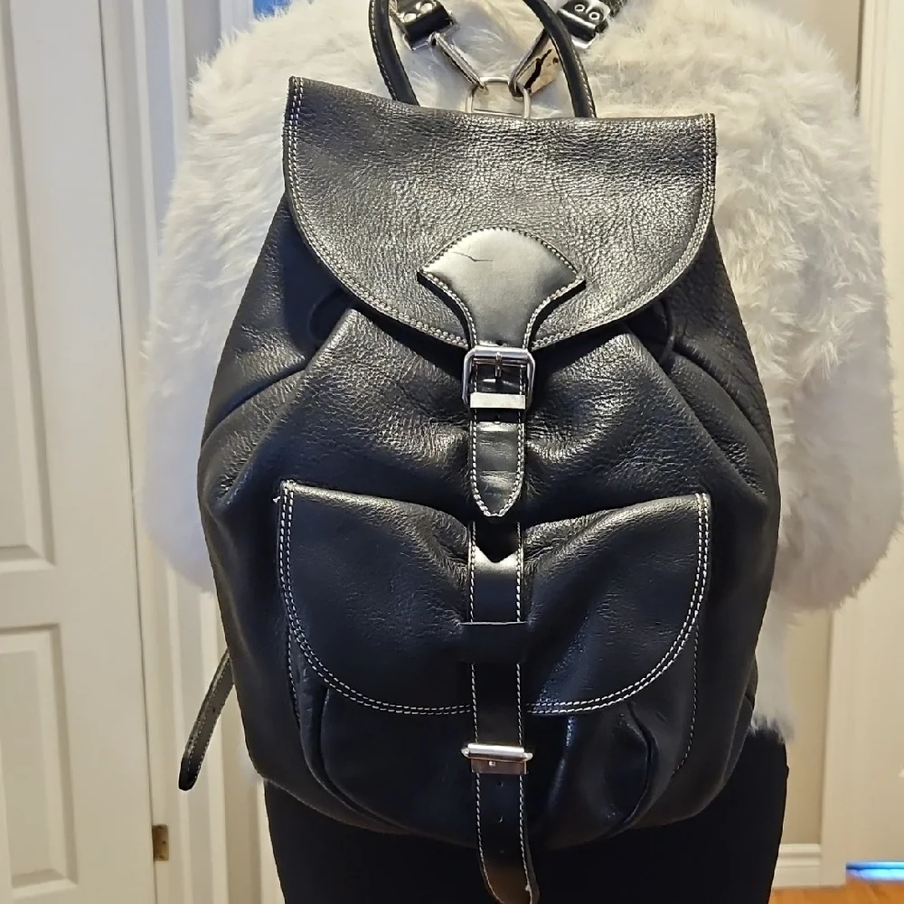 Roots Black Leather Backpack - Picture 1 of 15